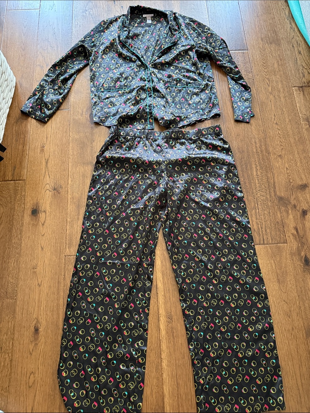 La senza Two-Piece Black silky Pajama Set with Multicolor ring Print